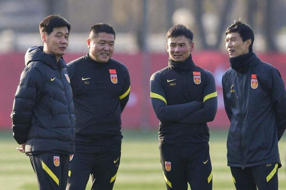 此次电影《悲伤逆流成河》公布的开机概念海报，层次分明，色彩清丽，展现出了中国山水画式的写意风格